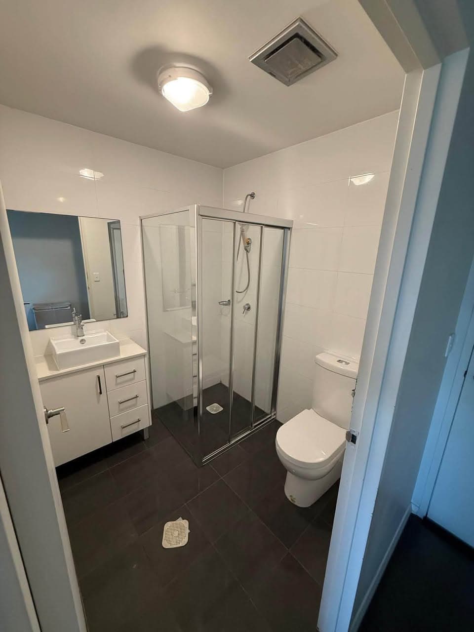 Private room with ensuite available for short term in Wolli Creek