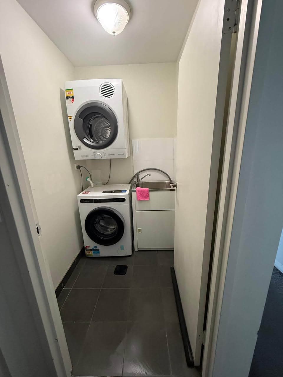 Private room with ensuite available for short term in Wolli Creek (3)