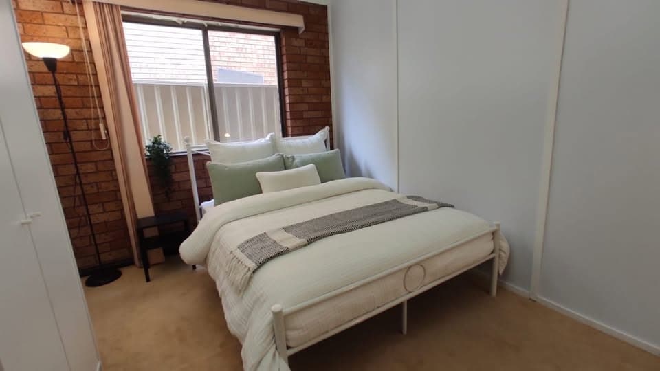 Spacious Private Room in Prairiewood