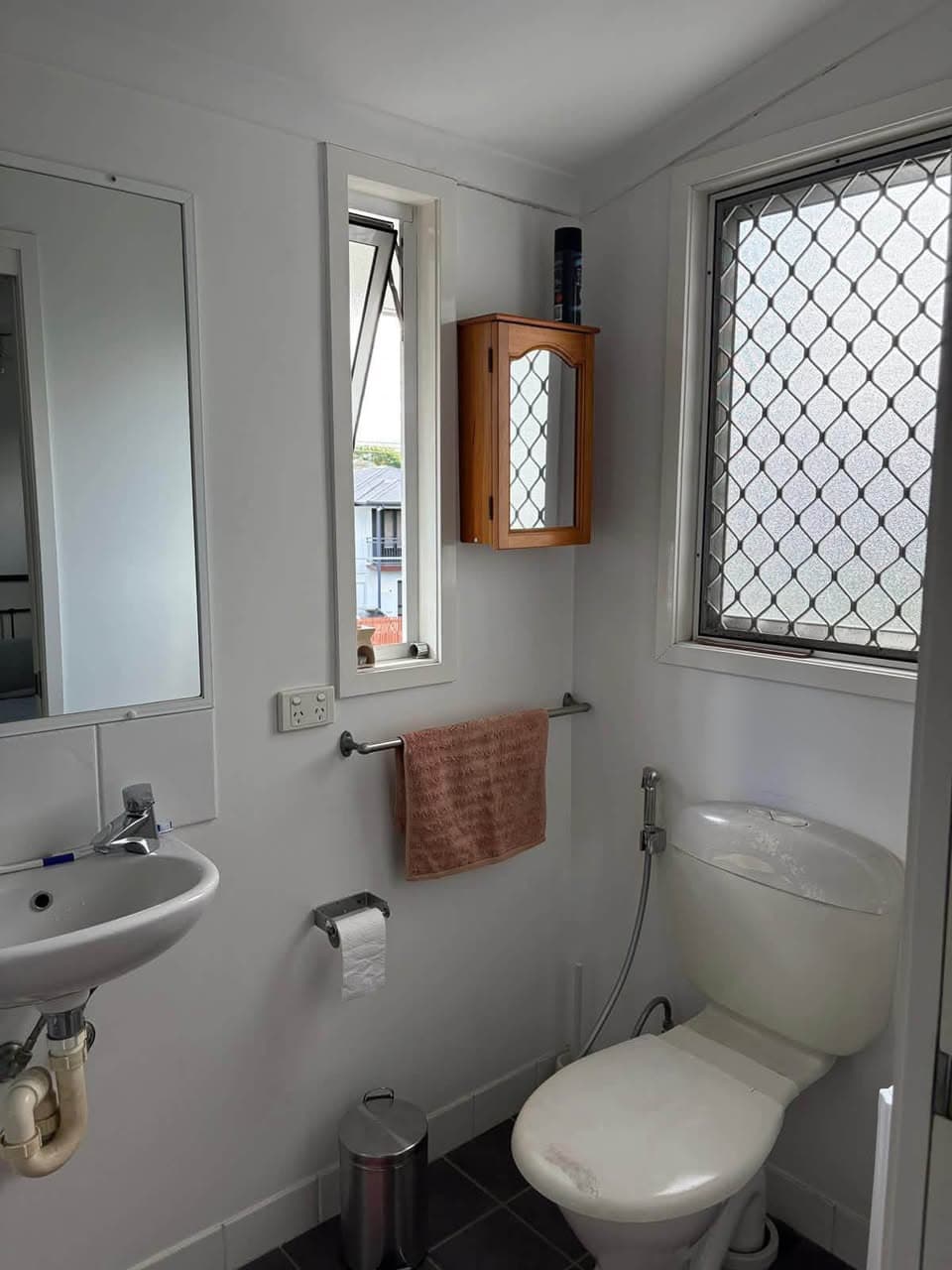 Room for Couple with Ensuite in Windsor (2)
