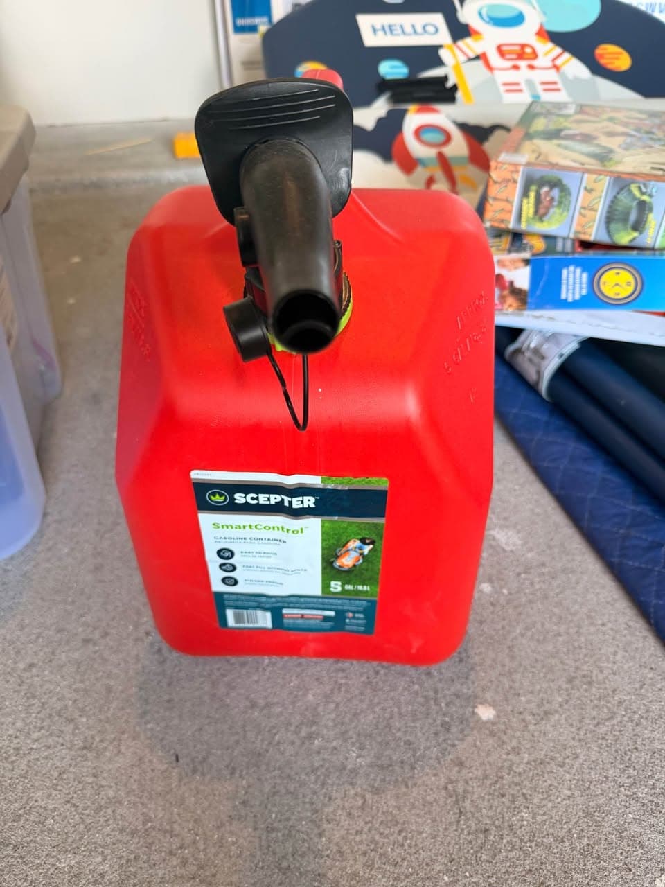 Durable Plastic Gasoline Containers for Sale (3)