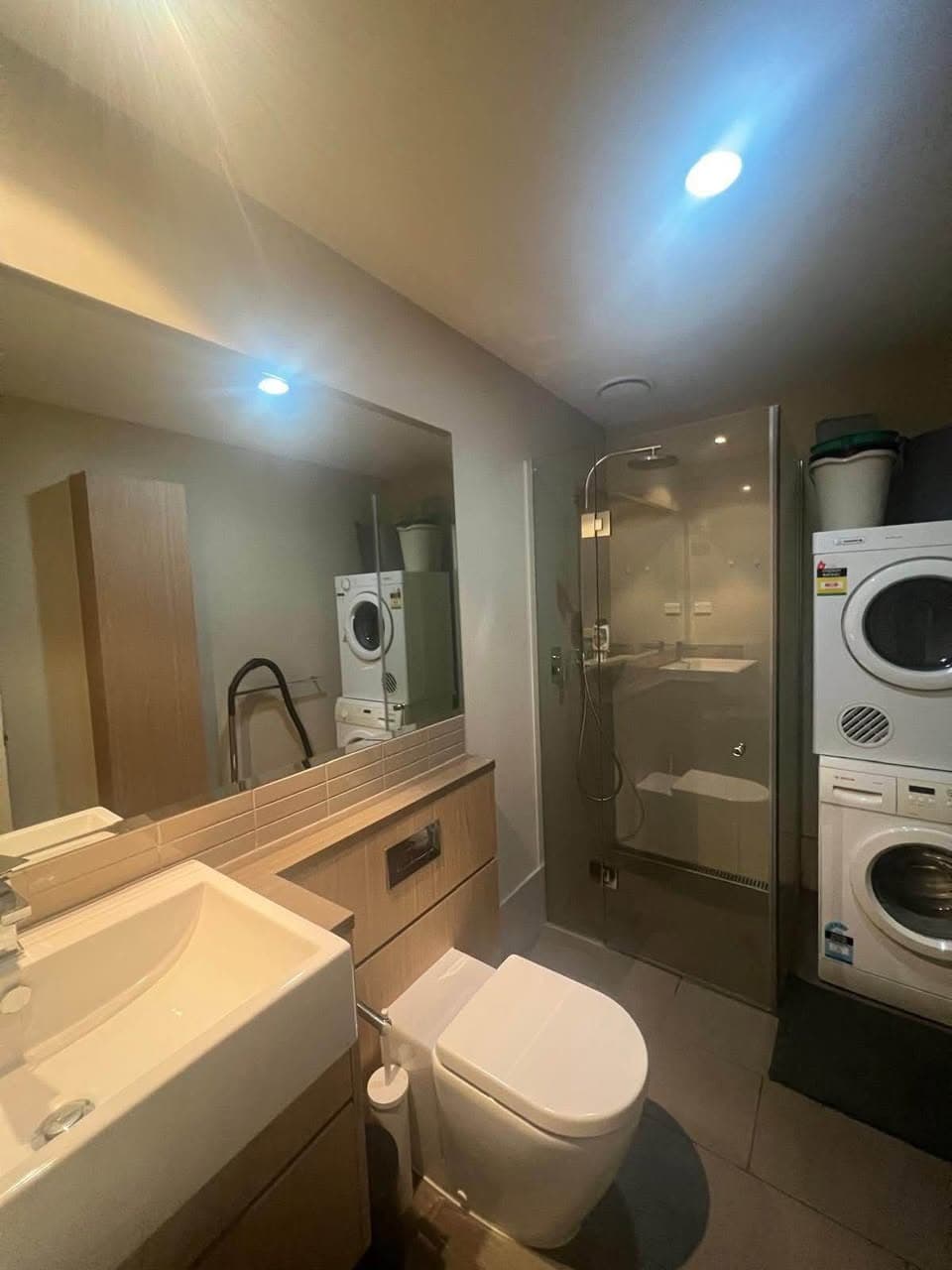 Room for 2 in CBD (A'Beckett St) — pool, sauna, gym (5)