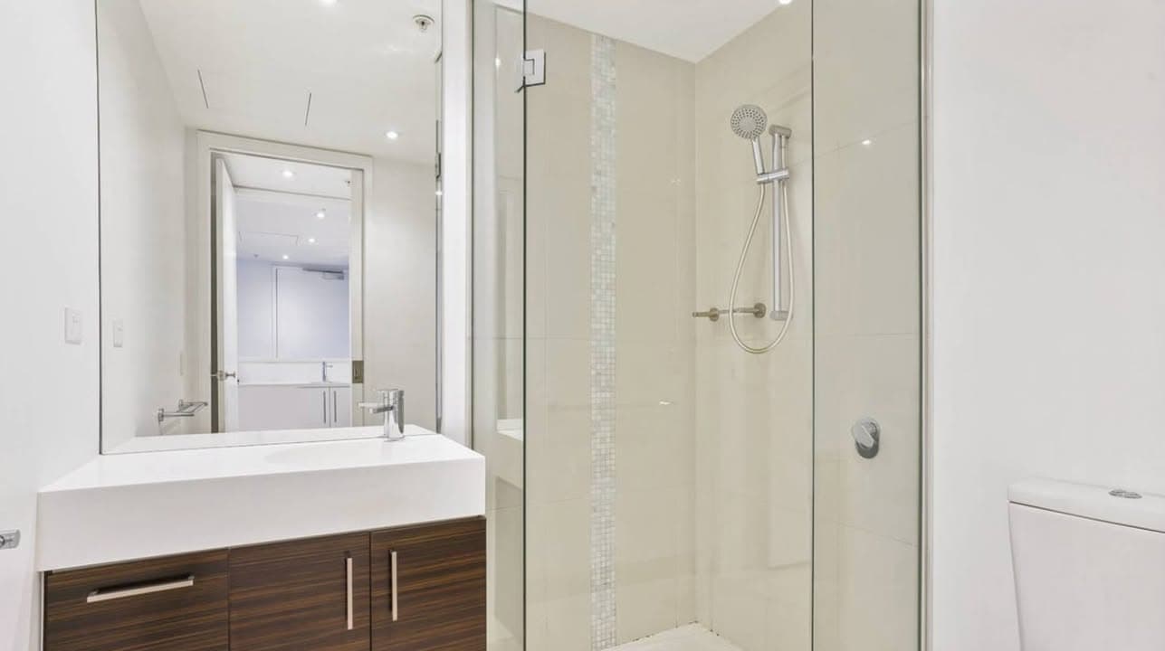 2-bedroom unit, short term 26 Oct–26 Nov, bills included (5)