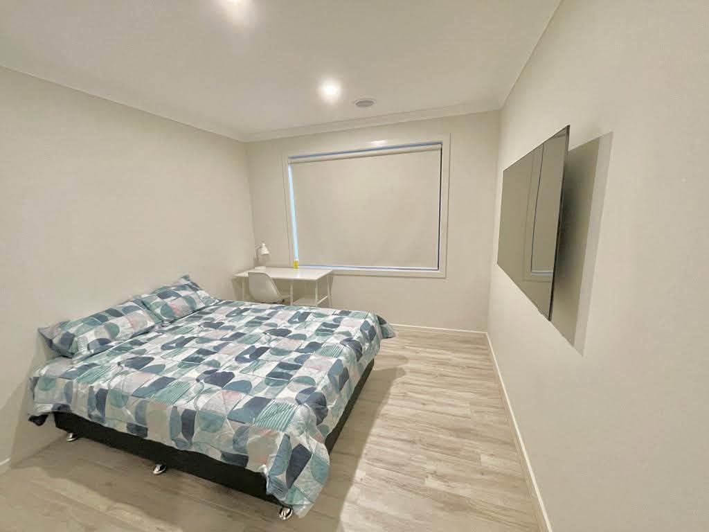 Single room in modern shared house, bills & bedding included