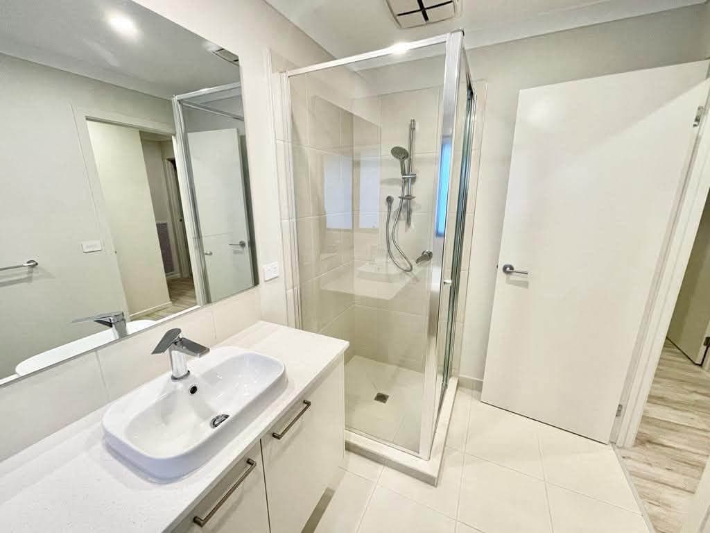 Single room in modern shared house, bills & bedding included (4)