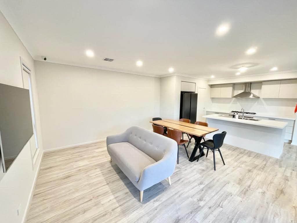 Single room in modern shared house, bills & bedding included (5)