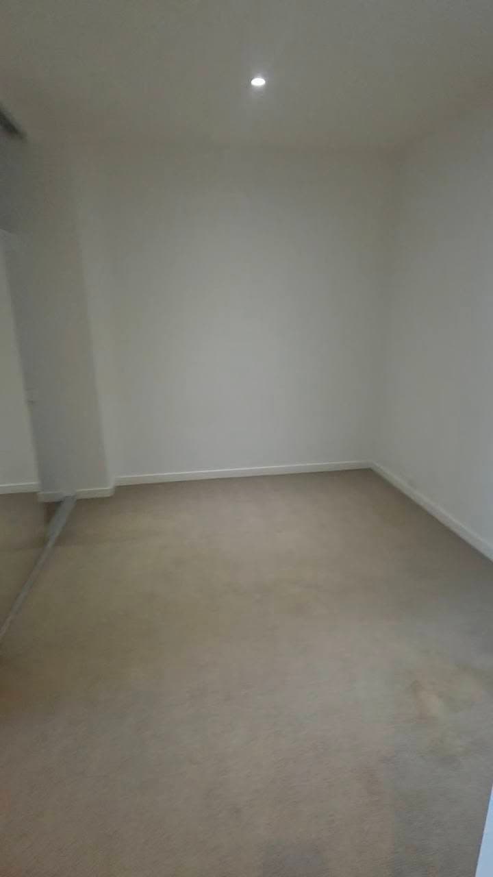 Room Available in East Melbourne (2)
