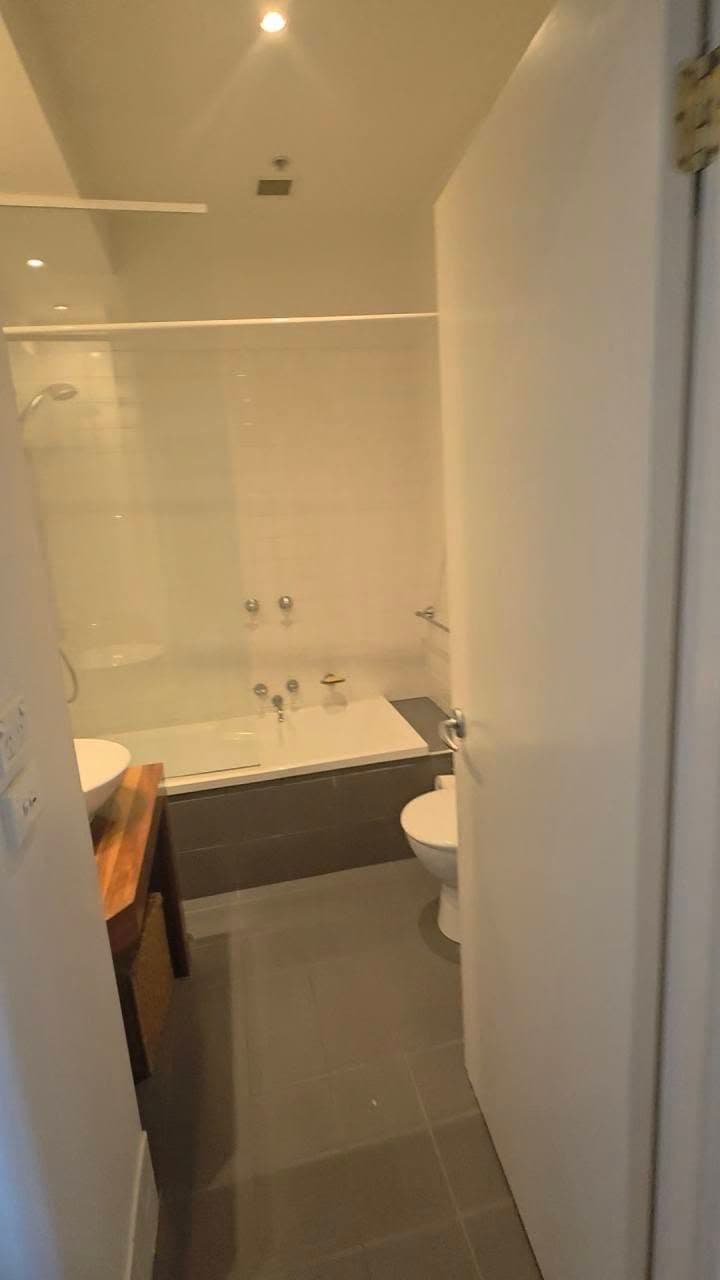 Room Available in East Melbourne (4)