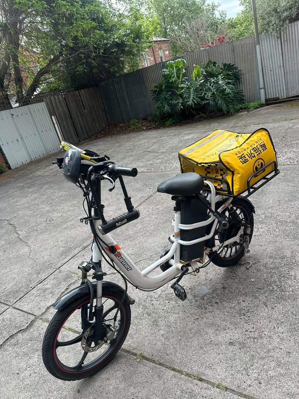 E-bike with 10h battery, alarm & AirTag — ideal for delivery