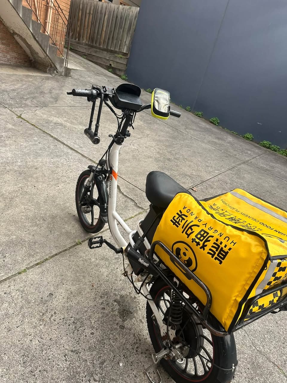 E-bike with 10h battery, alarm & AirTag — ideal for delivery (2)