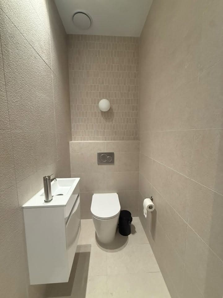 Queen-size bedroom for rent in Port Melbourne townhouse