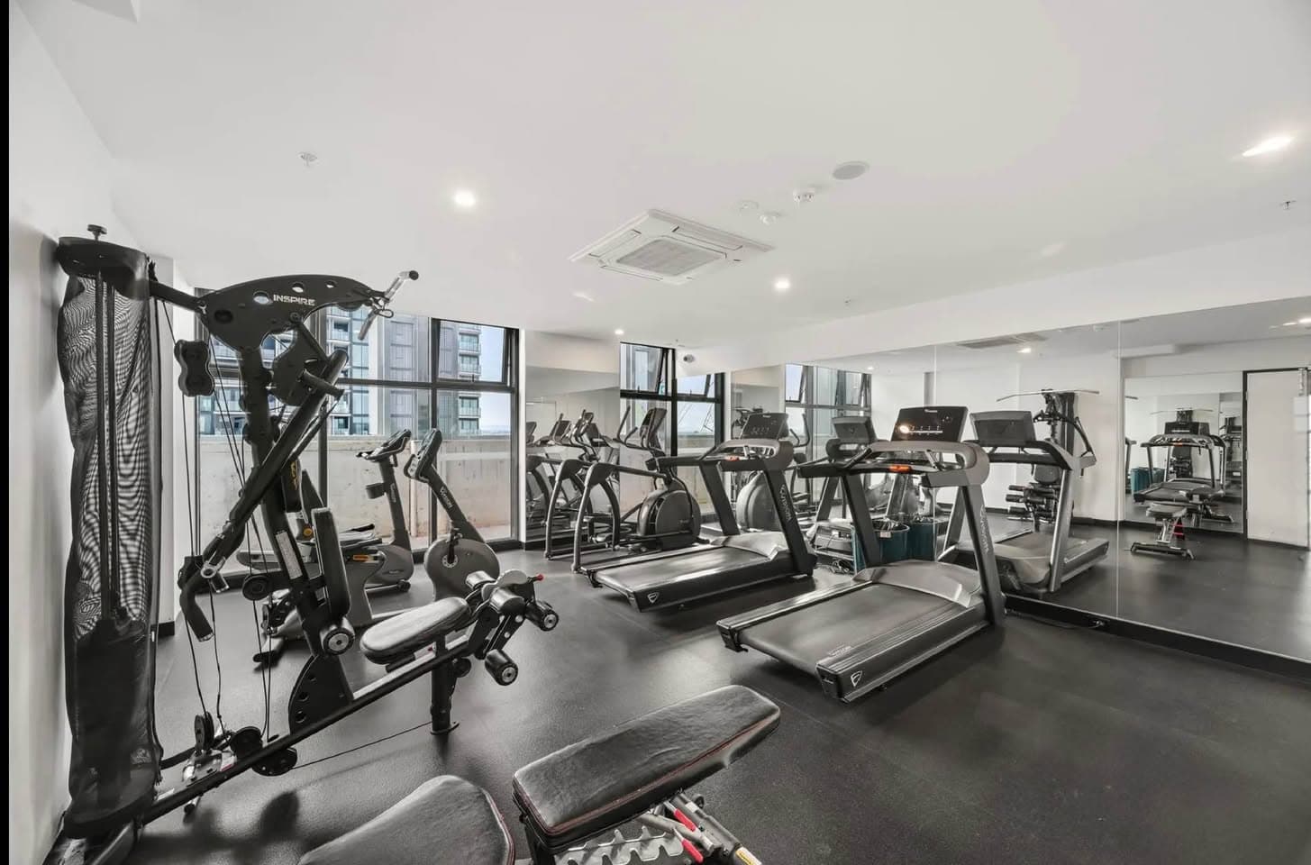 Private room available in clean and friendly house (2)