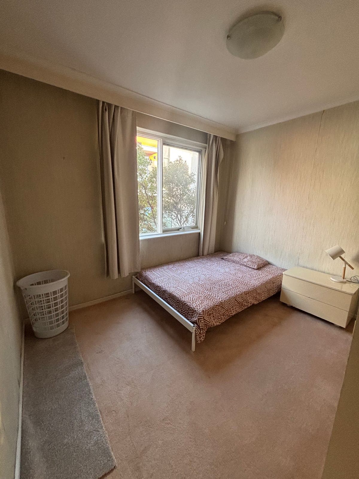 Fully furnished private room for one person in quiet St Kilda East home